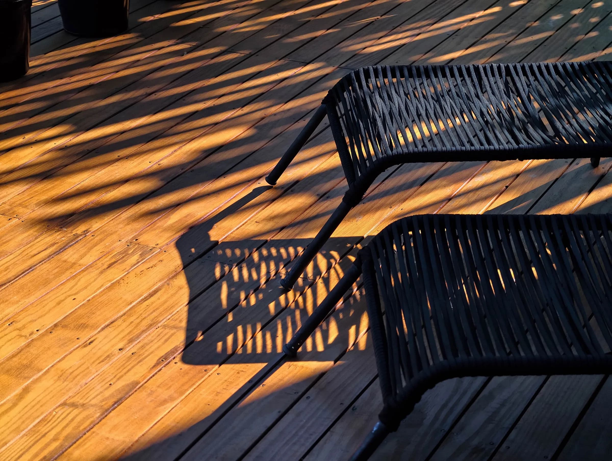 Cadeiras no deck sob a luz do fim da tarde no Ibirahill