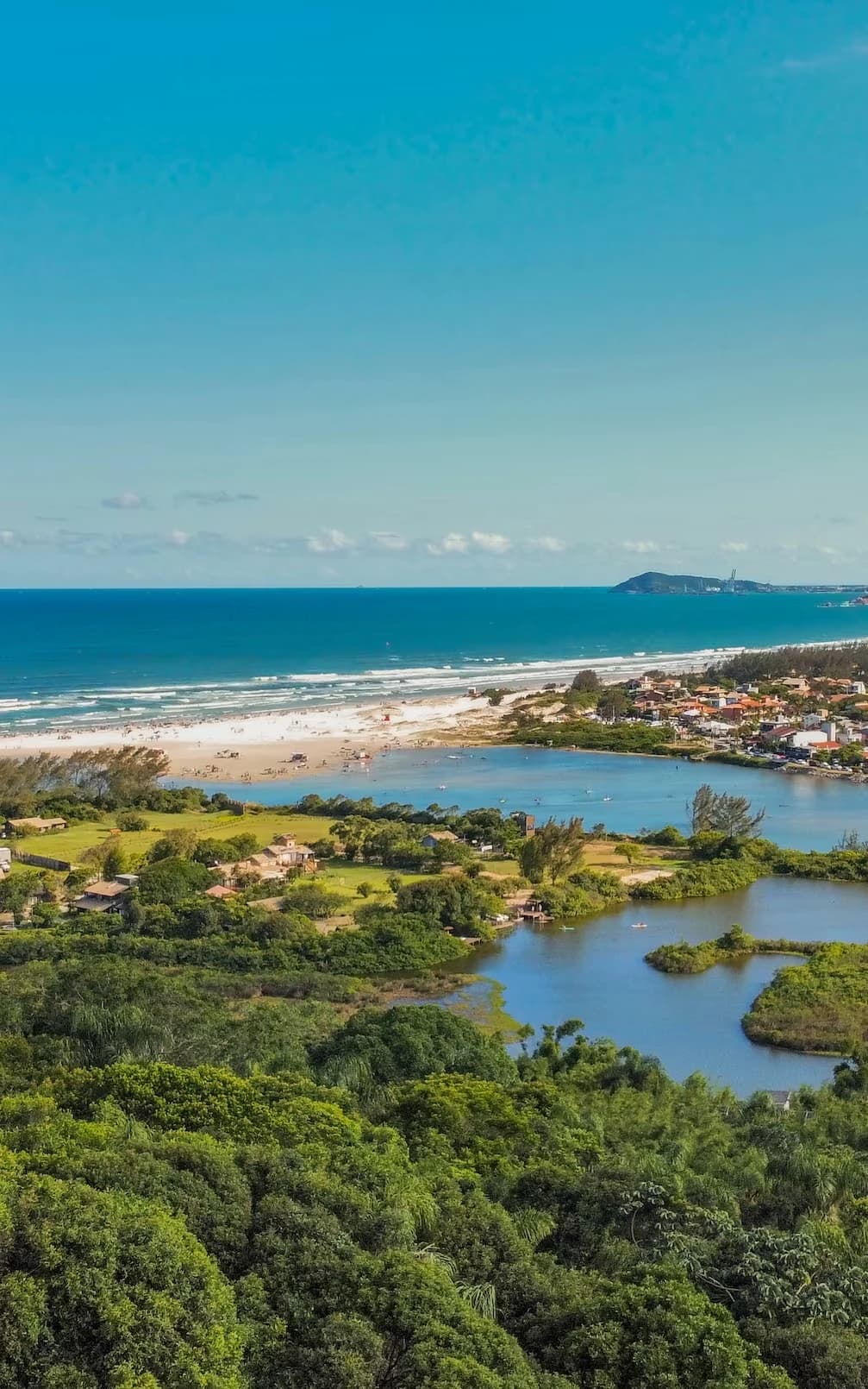 Vista da praia, da lagoa e da Mata Atlântica desde a colina do Ibirahill, em Ibiraquera
